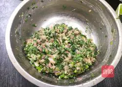 Illustration of how to make pot stickers with chives and pork stuffing 3