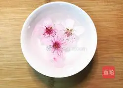 Illustration of how to make peach blossom egg custard 3