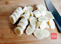 Illustration of how to make banana milkshake 3