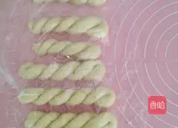 Illustration of how to make fried twist 4