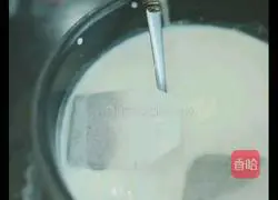 Illustration of how to make caramel milk tea 4
