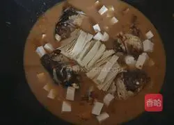 Illustration of how to make douban fish head and tofu soup 5
