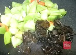 Illustration of how to make luffa and fungus soup 7