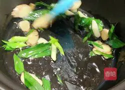 Illustration of how to make fragrant black-bone chicken soup 3