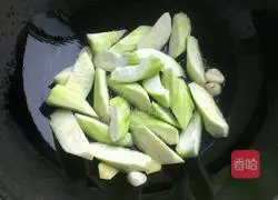 Illustration of how to make loofah and clam soup 5