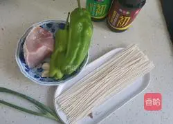 Illustration of how to make green pepper and shredded pork cold noodles 1