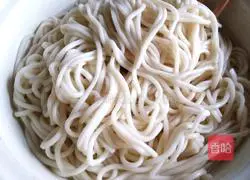 Illustration of how to make three-wire noodles 7