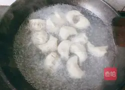 Illustration of how to make celery and pork dumplings 18