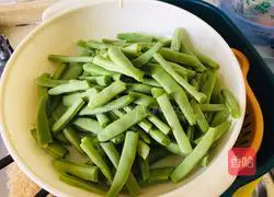 Illustration of braised pork ribs and noodles 2