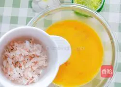 Illustration of how to make baby food supplement shrimp skin egg roll lollipop 3