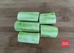 Egg White Illustration of how to make loofah and wolfberry soup 1