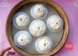 Illustration of how to make pork and beans stuffed buns 26