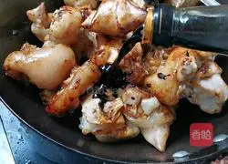 Illustration of braised pig trotters with soybean sauce 7