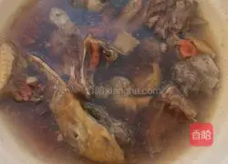 Illustration of how to make tea oil and wolfberry duck soup 6