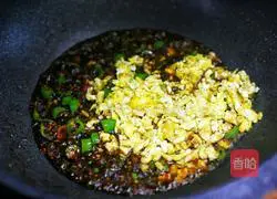 Illustration of how to make green pepper and egg noodles 17