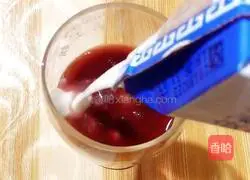 Illustration of how to make elegant red wine yogurt cup 5