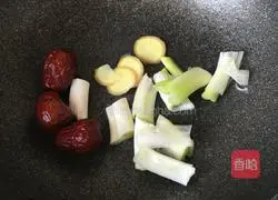 Illustration of how to cook chicken soup with fish maw 13