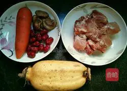 Illustration of how to make mushroom, carrot, lotus root and pork ribs soup 1