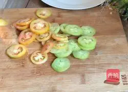 Illustration of how to make tomato and pork blood and meat skin soup 4