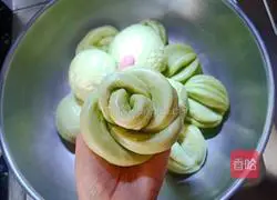 Illustration of how to make spinach steamed buns 8