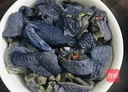 Illustration of how to make red dates, wolfberry, dangshen and black-bone chicken soup 2