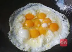 Illustration of how to make leek, egg and ham cake 5