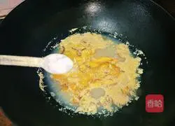 Illustration of how to make ginger and egg soup 9