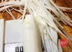 Illustration of how to make shredded scallop and radish soup 2