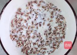 Illustration of how to make black corn rose milk drink 3