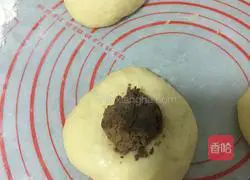 Illustration of how to make crispy braided bean paste bread 9