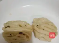 Illustration of how to make green onion flower rolls 12