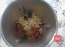 Illustration of how to make red dates, tremella, peach gum and longan soup 4