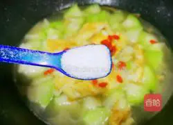 Illustration of how to make loofah and egg soup 11