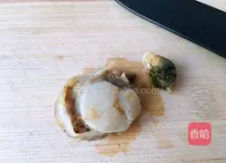 Illustration of how to make small seafood leek soup 1