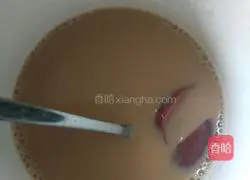 Illustration of how to make red date milk tea 4