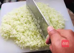 Illustration of how to make kohlrabi meat dumplings 4