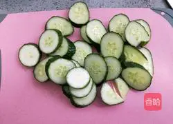 Illustration of how to make tomato and cucumber raw drink 2