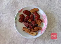 Illustration of how to make peanut red date soy milk 3