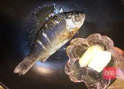 [The most powerful calcium supplement soup in autumn] Milky white crucian carp tofu soup recipe illustration 4