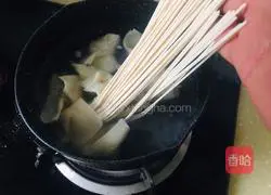 Illustration of how to make chicken soup wonton noodles 3