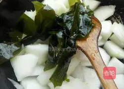 Illustration of how to make shrimp, winter melon and kelp soup 6