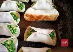 Illustration of how to make leek, shrimp skin and egg pot stickers 14