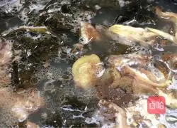 Illustration of how to make wolfberry and kelp egg soup 6