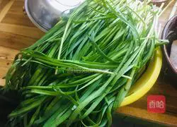 Illustration of how to make spring leek and egg dumplings 1