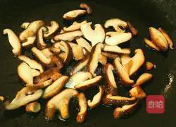 Illustration of how to make kelp, mushroom and bean soup 1