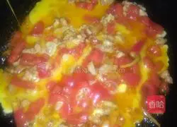 Illustration of how to make tomato and egg fried rice 7