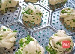 Illustration of how to make green onion rolls 5