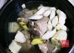 Illustration of how to make Banggu Sishen Soup 5