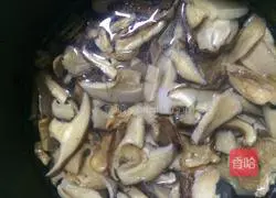 Illustration of how to make matsutake pork ribs soup 4