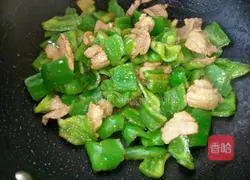 Illustration of how to stir-fry meat slices with green pepper 4
